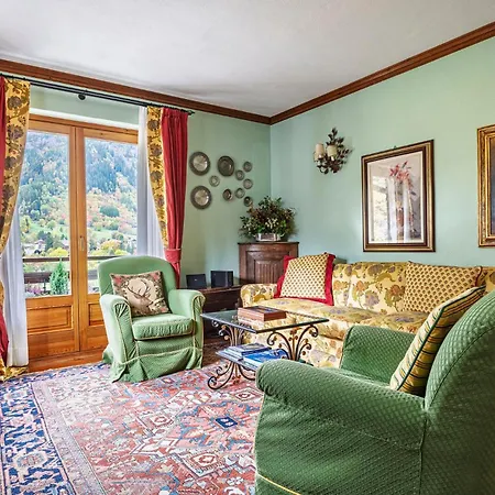 Awesome Three Bedroom In Apartament *