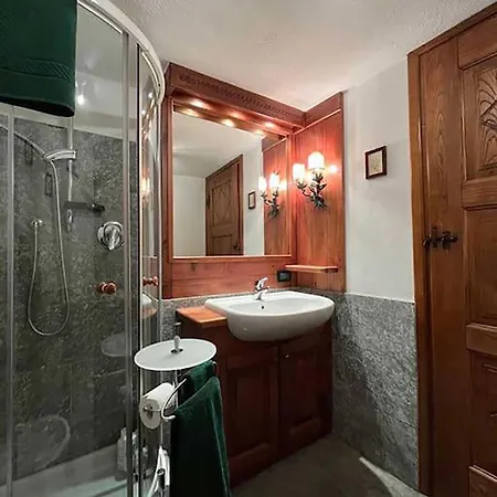 Awesome Three Bedroom In Apartment Courmayeur