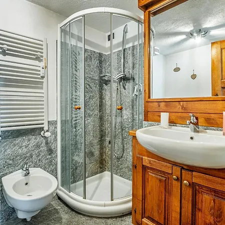 Awesome Three Bedroom In 公寓